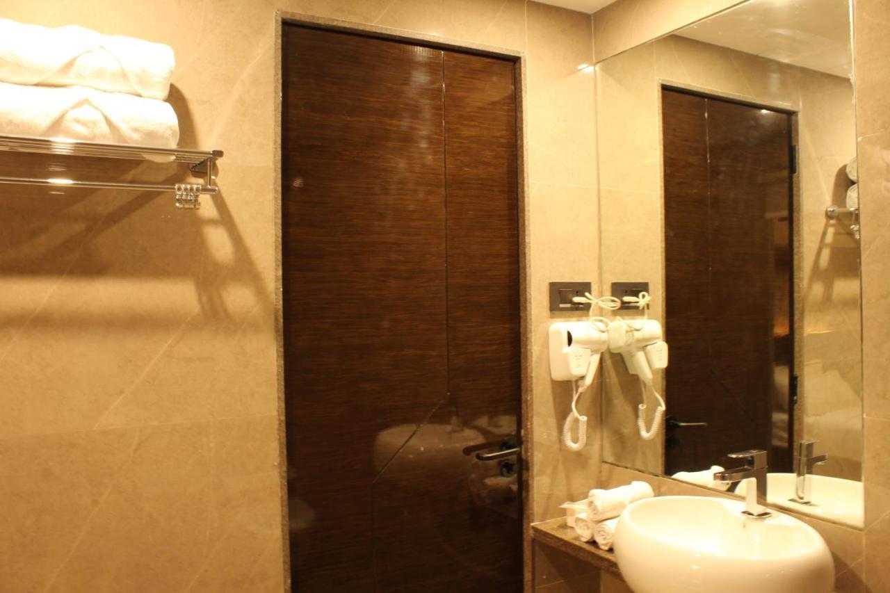Zip By Spree Hotels Surate Exterior foto
