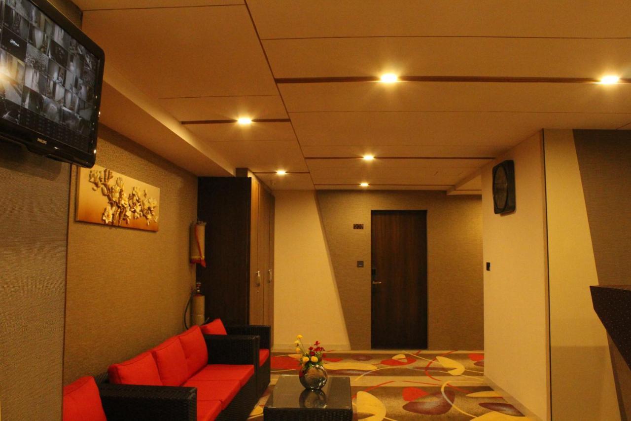 Zip By Spree Hotels Surate Exterior foto