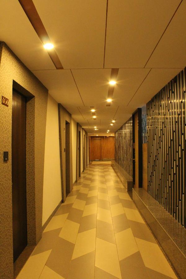 Zip By Spree Hotels Surate Exterior foto