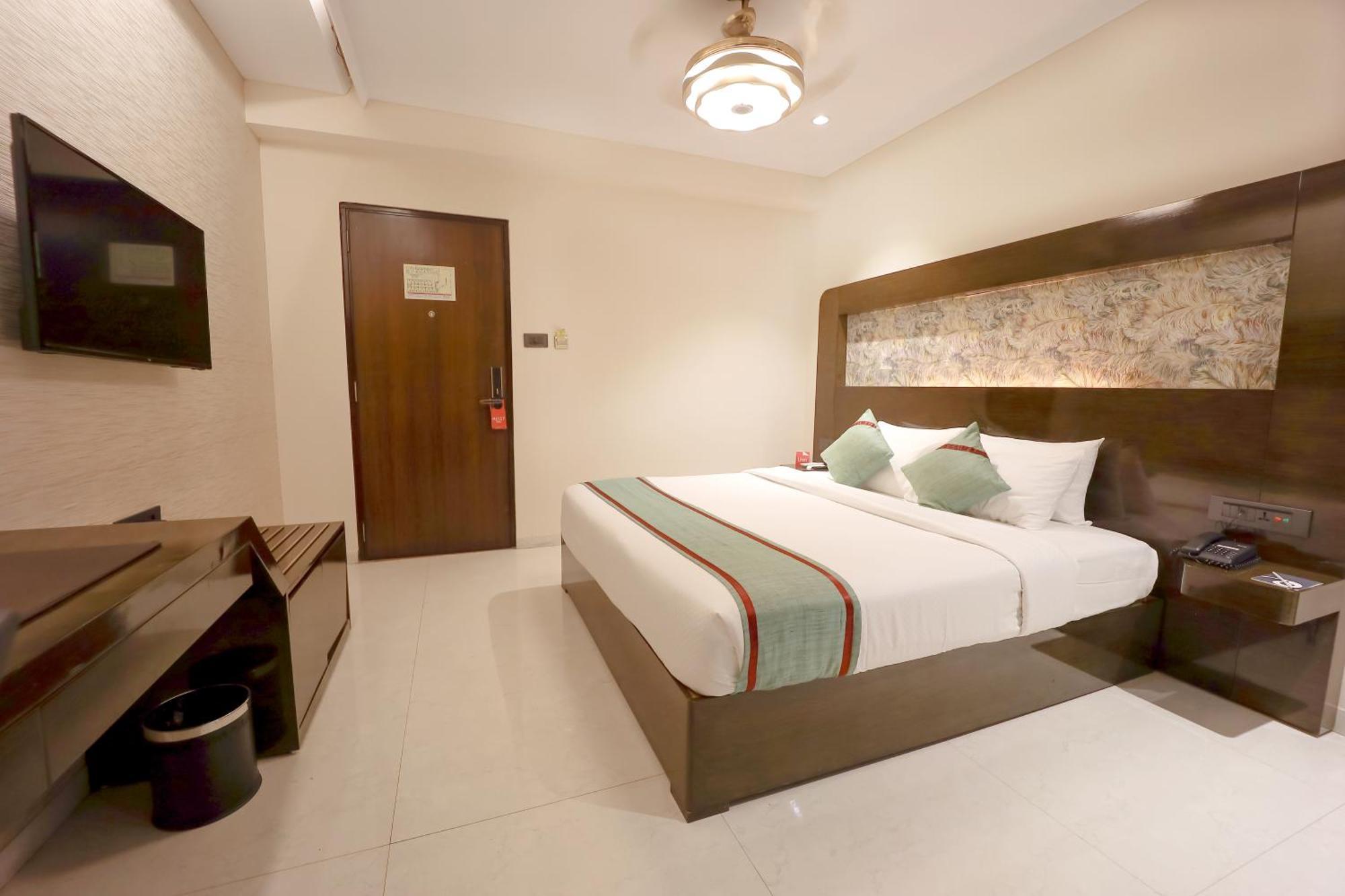 Zip By Spree Hotels Surate Exterior foto