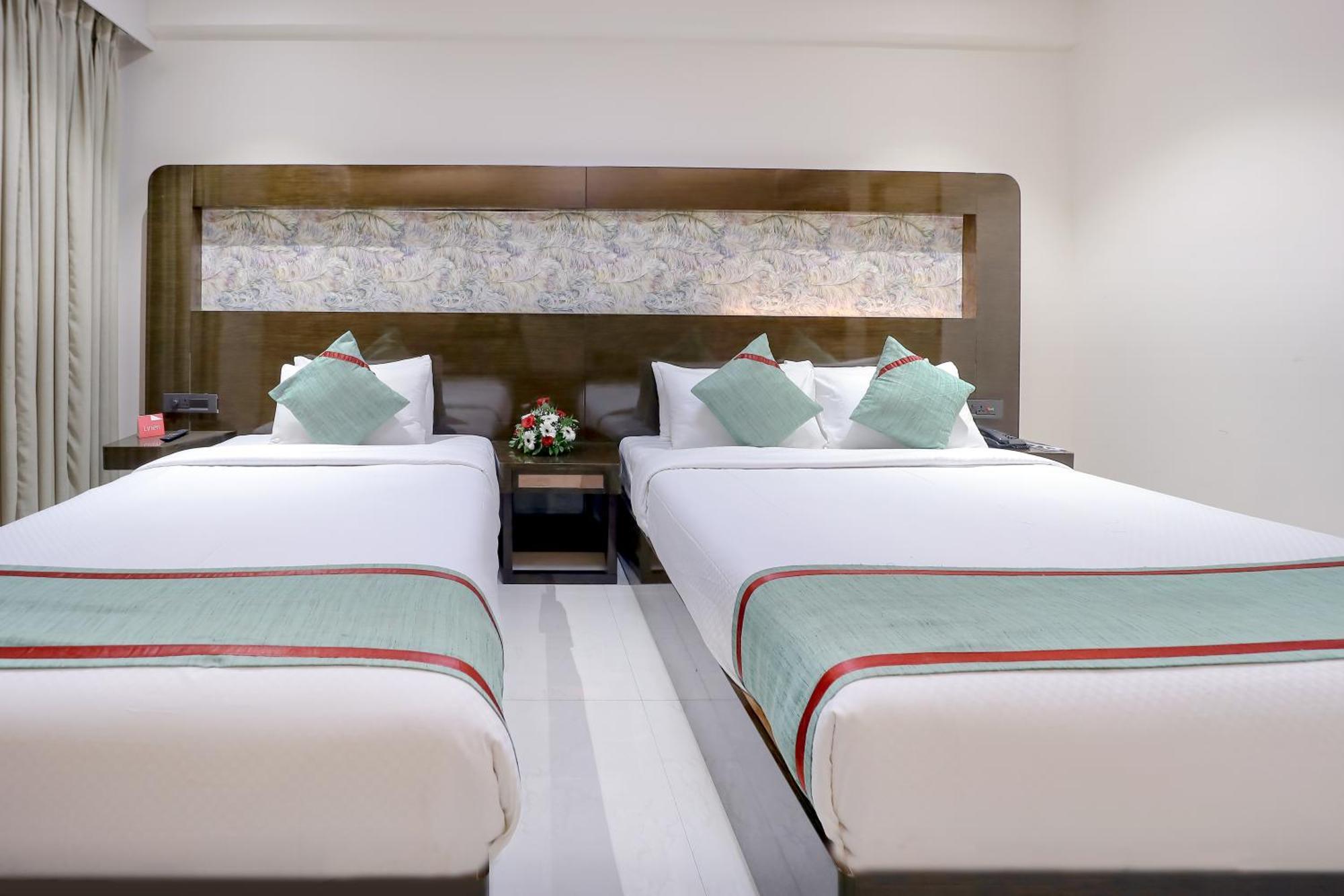 Zip By Spree Hotels Surate Exterior foto