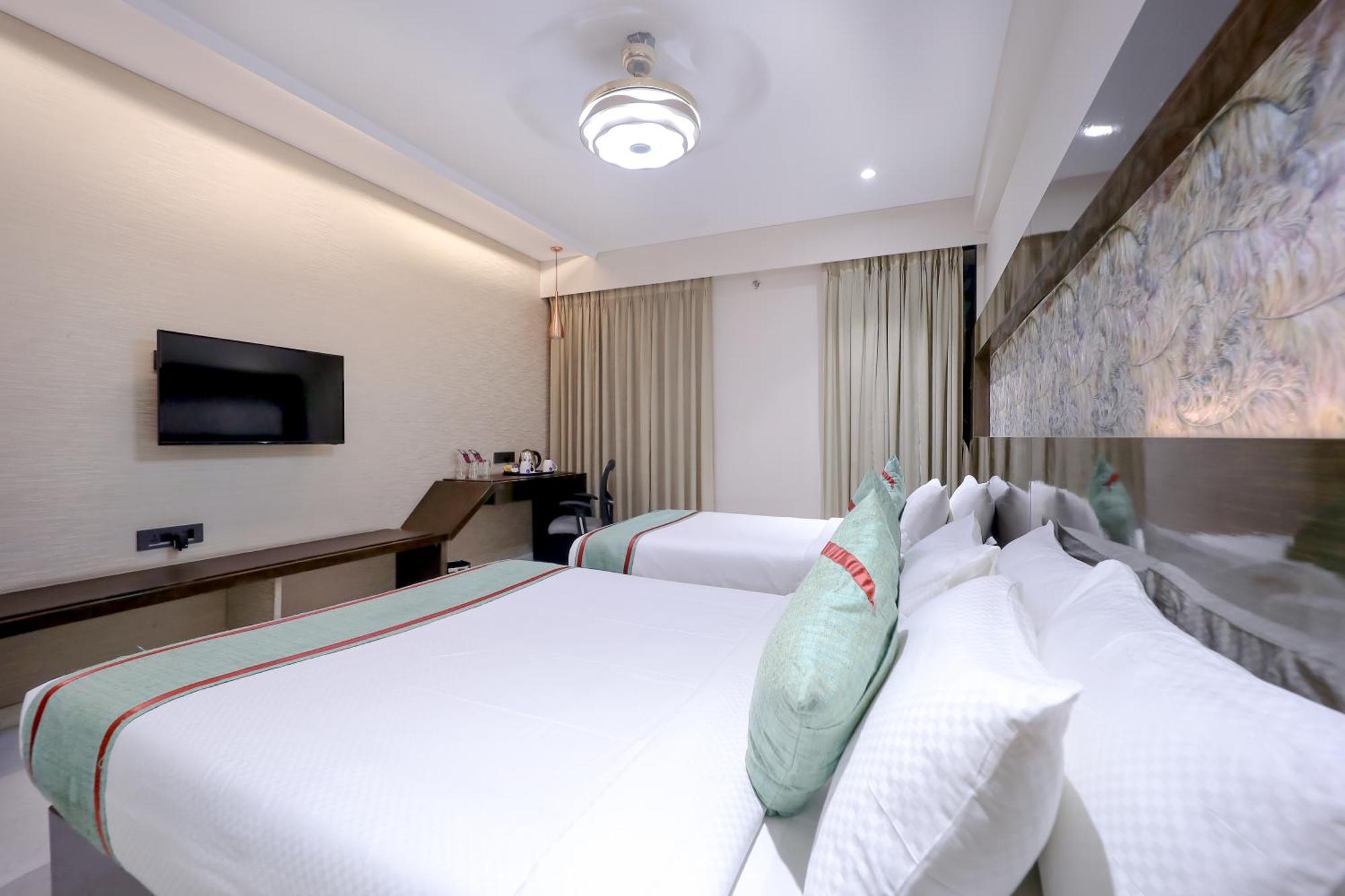 Zip By Spree Hotels Surate Exterior foto