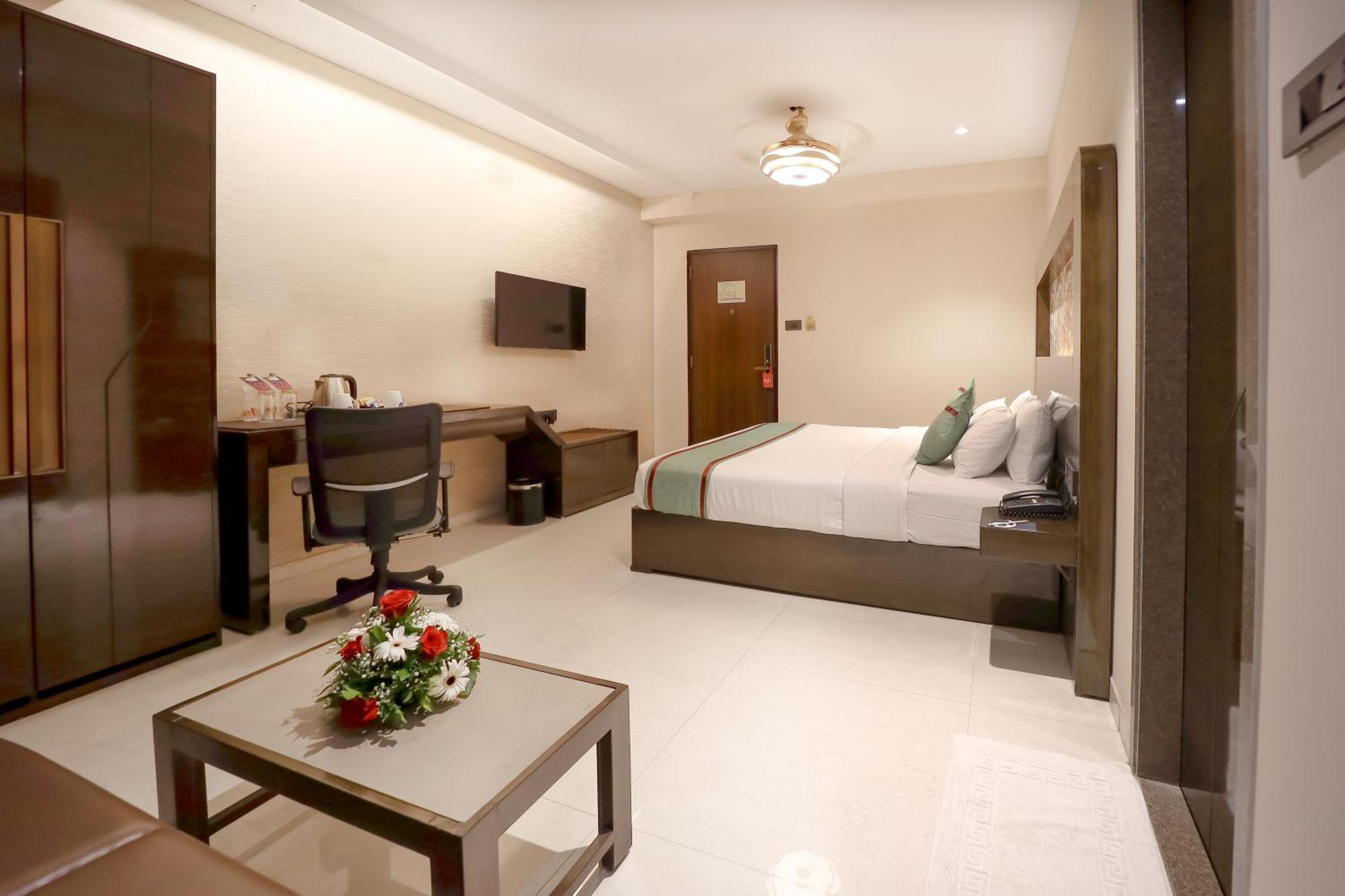 Zip By Spree Hotels Surate Exterior foto