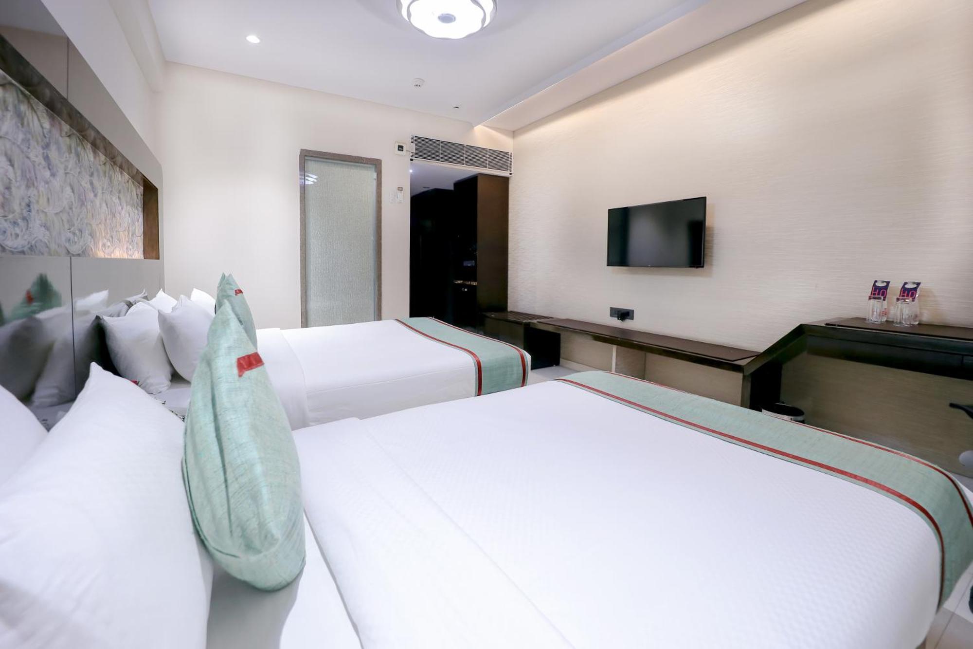 Zip By Spree Hotels Surate Exterior foto