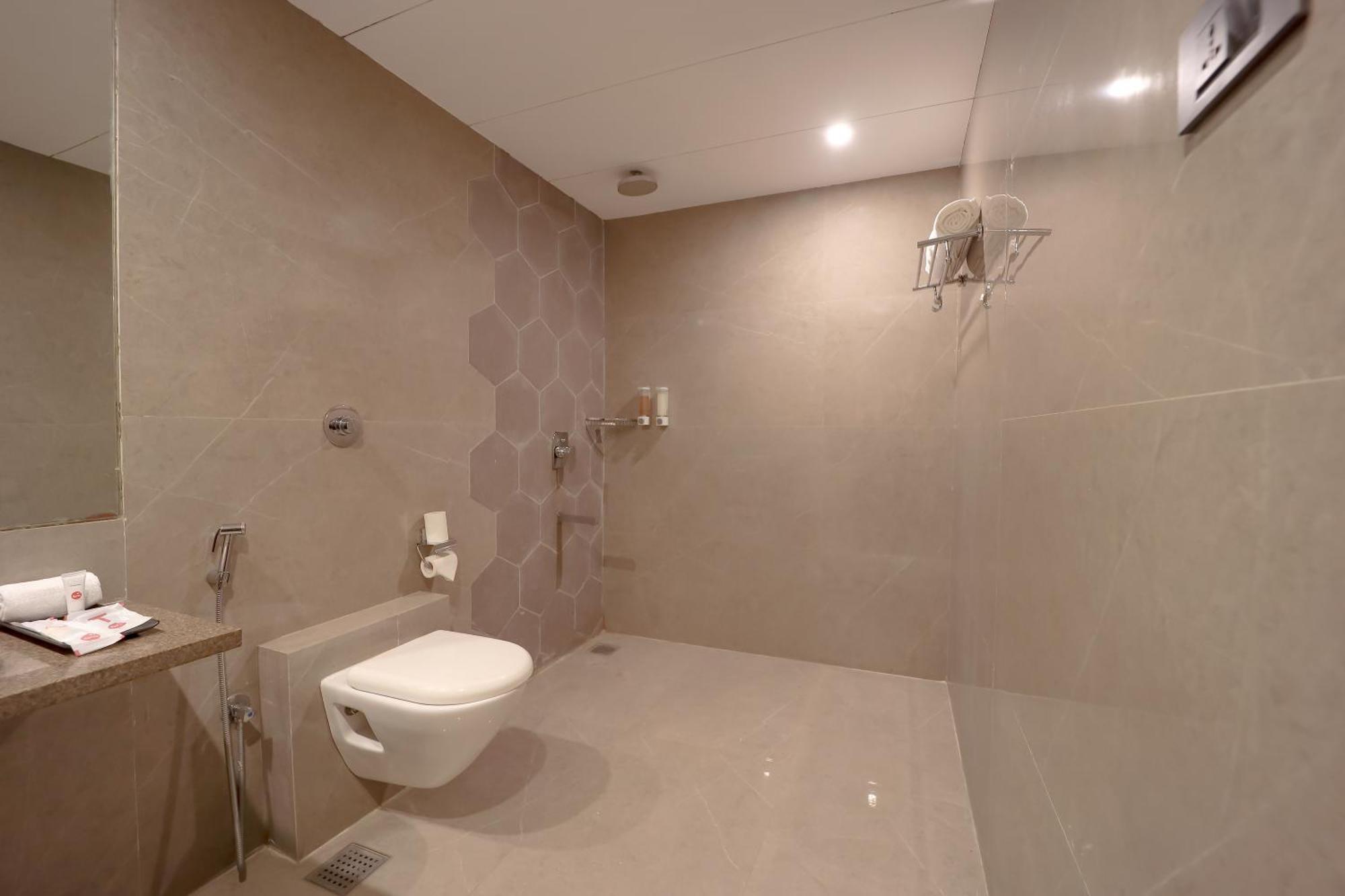 Zip By Spree Hotels Surate Exterior foto